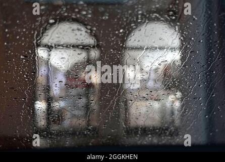 Allemagne, Bavière, haute-Bavière, Neuötting, temps pluvieux, affaires, vitrine, fenêtre de voiture, raindrops, vue de la voiture garée Banque D'Images