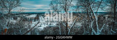 Une belle vue panoramique colorée depuis les escaliers 'Põhjakonna' sur l'ancienne côte à falaise (côte d'abrasion) sur la colonie de Haabneeme pendant le coucher du soleil d'hiver. Banque D'Images