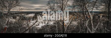 Une belle vue panoramique colorée depuis les escaliers 'Põhjakonna' sur l'ancienne côte à falaise (côte d'abrasion) sur la colonie de Haabneeme pendant le coucher du soleil d'hiver. Banque D'Images