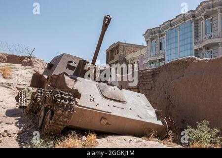 Un Soviet tank détruit, Herat, Afghanistan Banque D'Images