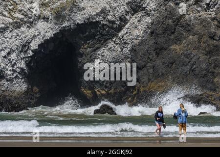 Les roches volcaniques forment la côte rocheuse du pacifique de l'Oregon, aux États-Unis. Banque D'Images