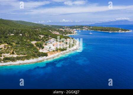 Vue panoramique sur le magnifique village de Fiskardo, île de Kefalonia, Grèce, mer Turquoise et belle côte Banque D'Images