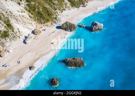 Vue aérienne de la plage de Kalamitsi avec de grands rochers en bleu turquoise de la mer Ionienne, île de Lefkada, Grèce, Banque D'Images