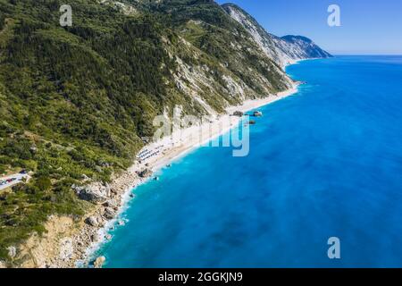 Vue aérienne de la plage de Kalamitsi avec bleu turquoise de la mer Ionienne, île de Lefkada, Grèce, Banque D'Images