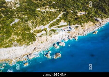 Vue aérienne de la route en zigzag et de la plage de Kalamitsi, mer Ionienne, île de Lefkada, Grèce, Banque D'Images
