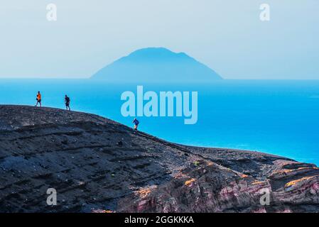 Randonneurs marchant sur le plateau de Gran Crater, l'île Vulcano, les îles éoliennes, la Sicile, l'Italie Banque D'Images