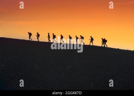 Personnes marchant autour de Gran Crater Rim, l'île Vulcano, les îles éoliennes, la Sicile, l'Italie Banque D'Images