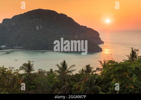 Île de Ko Phi Phi Don au coucher du soleil, Krabi, Thaïlande, mer d'Andaman, Océan Indien, Asie Banque D'Images