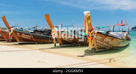 Bateaux à longue queue sur la plage de ton Sai, Ko Phi Don, Krabi, Thaïlande, mer d'Andaman, océan Indien, Asie Banque D'Images