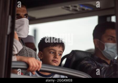 Chantilly, États-Unis d'Amérique. 1er septembre 2021. Les réfugiés évacués d'Afghanistan regardent par la fenêtre de leur autobus après être arrivés à l'aéroport international Washington Dulles de Chantilly, en Virginie, le mercredi 1er septembre 2021. Crédit: Rod Lamkey/CNP/Sipa USA crédit: SIPA USA/Alay Live News Banque D'Images