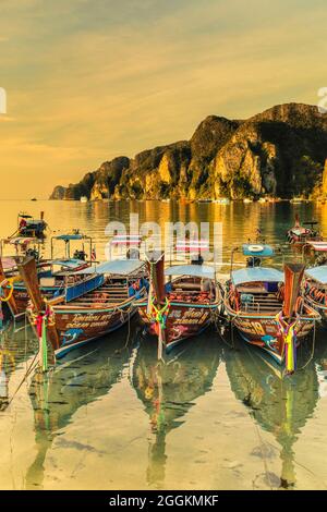 Bateaux à longue queue sur la plage de ton Sai, Ko Phi Don, Krabi, Thaïlande, mer d'Andaman, océan Indien, Asie Banque D'Images