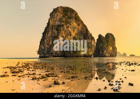 Plage de Phra Nang au coucher du soleil, péninsule de Rai Leh, province de Krabi, Thaïlande, Asie Banque D'Images