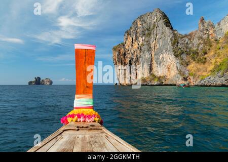 Bateau à longue queue devant l'île de Ko Phi Phi, Krabi, Thaïlande, mer d'Andaman, océan Indien, Asie Banque D'Images