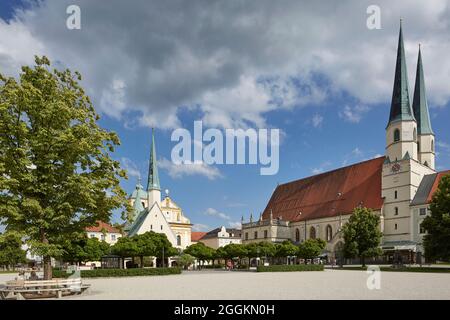 Allemagne, Bavière, Altötting, Kapellplatz avec Stiftspfarrkirche St. Philippus und Jakobus (à droite), Gnadenkapelle (à gauche), Eglise Capuchin St. Magdalena et Congrégation Hall (à gauche) Banque D'Images