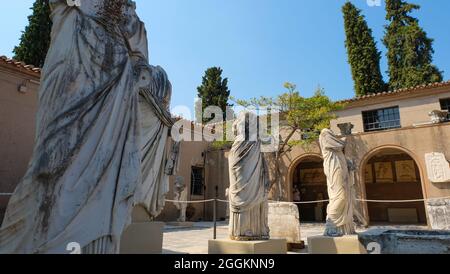 Statues dans la cour du musée à l'ancienne Corinthe, Grèce Banque D'Images