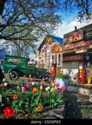 Modéliser Une fourgonnette Ford à la station-service antique et à l'avant du magasin. Près de Monroe, Oregon Banque D'Images