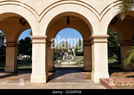 SAN DIEGO, CALIFORNIE - 25 AOÛT 2021 : arches à la Casa del Prado dans le parc de Balboa, en regardant vers le bâtiment botanique et le musée d'Art Banque D'Images