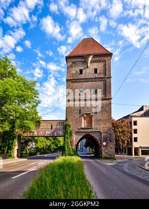 Allemagne, Augsbourg, ville douve avec porte d'oiseau, Banque D'Images