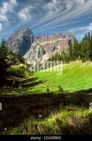 Randonneur au pied de trois Fingeed Jack Mountain. Oregon. Banque D'Images