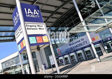 Munich. 12 septembre 2021. Exposition IAA Mobility du 7 au 12 septembre 2021 à Munich. Entrée ouest à Messe Muenchen Riem. Credit: dpa/Alay Live News Banque D'Images