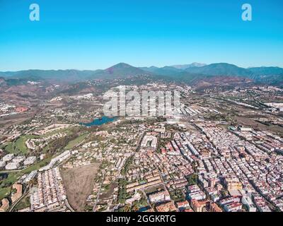 San Pedro Alcantara, Espagne - 23 août 2021. Vue aérienne de la ville côtière de San Pedro Alcantara, à Marbellaz Banque D'Images