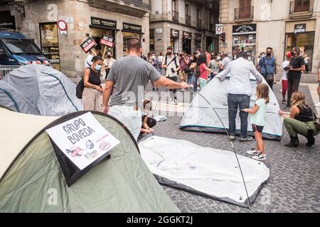 Barcelone, Catalogne, Espagne. 1er septembre 2021. Les grévistes sont vus en train de pater une tente.la plate-forme pour les entrepreneurs et les travailleurs de la vie nocturne à Barcelone, Som OCI Nocturn, a appelé une grève de la faim pour une durée indéterminée, camping depuis ce mercredi 1er septembre, en face de la Generalitat de Catalogne, Pour protester contre l'extension de la fermeture du secteur sous le slogan '' nous n'arrêterons jamais de danser! '', pour exiger de l'Administration' un traitement équitable ''et le retour à leur emploi. (Image de crédit : © Thiago Prudencio/DAX via ZUMA Press Wire) Banque D'Images