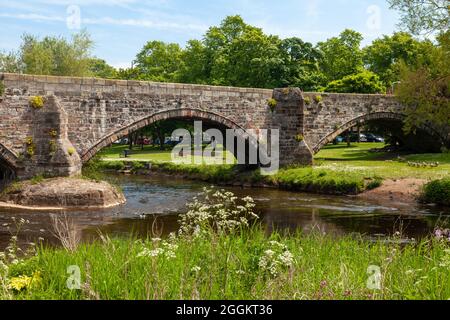 Le vieux pont (pont romain) au-dessus de la rivière Esk à Musselburgh, en Écosse Banque D'Images