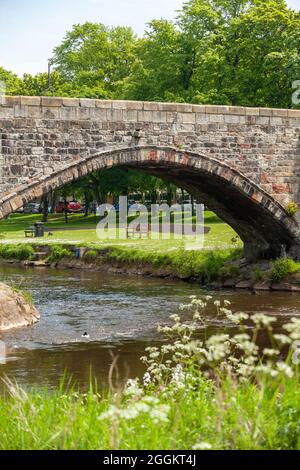 Le vieux pont (pont romain) au-dessus de la rivière Esk à Musselburgh, en Écosse Banque D'Images