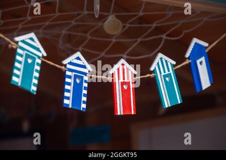 pennants en bois de plage colorés Banque D'Images