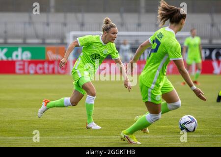 Wolfsburg, Allemagne. 1er septembre 2021. Svenja Huth (10 Wolfsburg) contrôle le ballon lors du match de l’UEFA Women’s Champions League entre VfL Wolfsburg et Girondins de Bordeaux à l’AOK-Stadion le 01 septembre 2021 à Wolfsburg, Allemagne Credit: SPP Sport Press photo. /Alamy Live News Banque D'Images