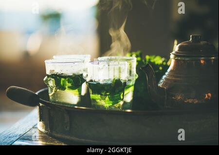 Thé à la menthe dans des verres et théière dans un plateau Banque D'Images