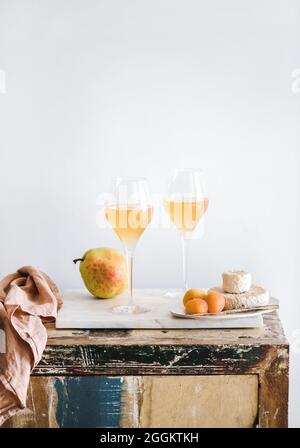 Orange vin d'ambre en verres, fruits et fromage, espace de copie Banque D'Images