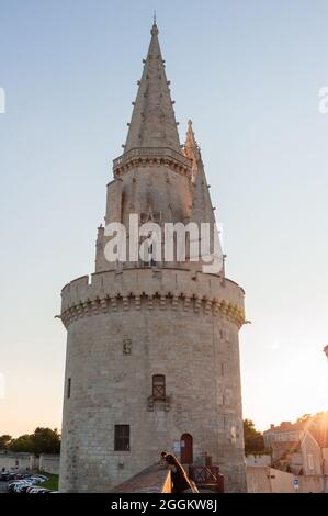 La Rochelle, France; 10 août 2021: Zone de la tour de Lanterne et de son rempart bondés de touristes et avec le gouvernement discutant de la mise en œuvre Banque D'Images