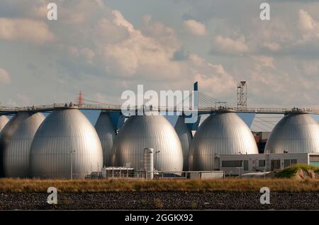 Usine industrielle et réservoirs de gaz à Hambourg Haven, Allemagne Banque D'Images