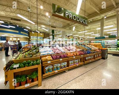 Orlando, FL USA - 15 janvier 2020 : l'allée des produits dans une épicerie Publix à Orlando, Floride. Banque D'Images