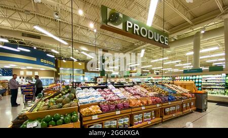 Orlando, FL USA - 15 janvier 2020 : l'allée des produits dans une épicerie Publix à Orlando, Floride. Banque D'Images