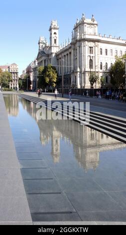 BUDAPEST, HONGRIE - 15 septembre 2019 : le musée ethnographique avec réflexion dans l'eau, Budapest, Hongrie. Banque D'Images