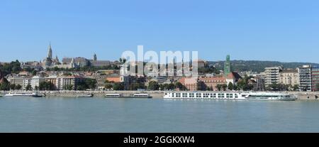 BUDAPEST, HONGRIE - 15 septembre 2019 : le bastion des pêcheurs, l'église Matthias et l'église protestante au bord du Danube, Budapest, Hongrie Banque D'Images