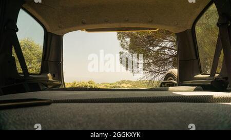 Vue de l'intérieur d'un coffre de minibus avec une surface plate pour dormir Banque D'Images