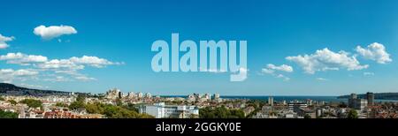 Ciel azur d'été clair avec quelques nuages blancs moelleux sur la ville balnéaire. Agréable temps doux de septembre dans le climat subtropical. Paysage panoramique Banque D'Images