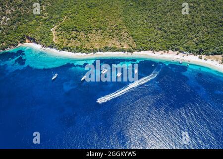 Vue aérienne de la plage ensoleillée d'Antisamos sur l'île de Kefalonia, mer Ionienne en été, Grèce, Banque D'Images