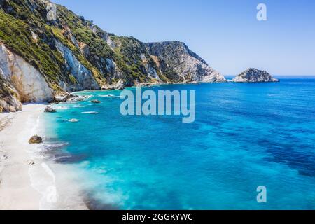 Vue aérienne Plage d'Agia Eleni sur l'île de Kefalonia, Grèce, à distance magnifique plage rocheuse avec de l'eau claire émeraude et de hautes falaises blanches. Banque D'Images