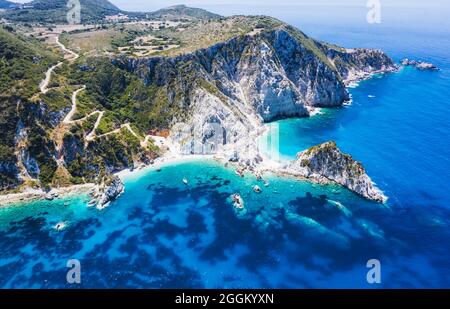 Vue aérienne Plage d'Agia Eleni sur l'île de Kefalonia, Grèce, à distance magnifique plage rocheuse avec de l'eau claire émeraude et de hautes falaises blanches. Banque D'Images