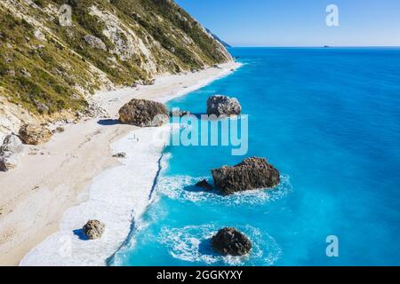 Vue aérienne de la plage de Kalamitsi avec de grands rochers en bleu turquoise de la mer Ionienne, île de Lefkada, Grèce, Banque D'Images