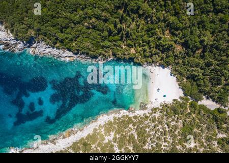 Vue aérienne en haut de la plage de Dafnoudi à Kefalonia, Grèce, baie éloignée avec de l'eau de mer turquoise pure cristal propre entourée de cyprès. Banque D'Images