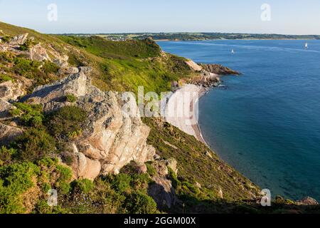 Cap d’Erquy, côte et baie Anse de Port blanc dans la lumière du soir, près d’Erquy, France, Bretagne, Côtes d’Armor, Côte de Penthièvre Banque D'Images