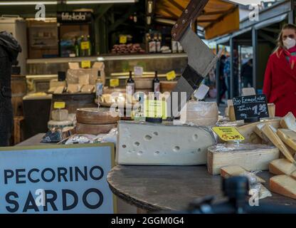 Assiette de fromages sur le Viktualienmarkt à Munich, Bavière, Allemagne, Europe Banque D'Images