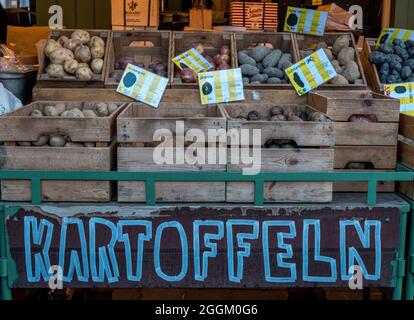 Tenez-vous debout avec les pommes de terre sur le Viktualienmarkt à Munich, Bavière, Allemagne, Europe Banque D'Images