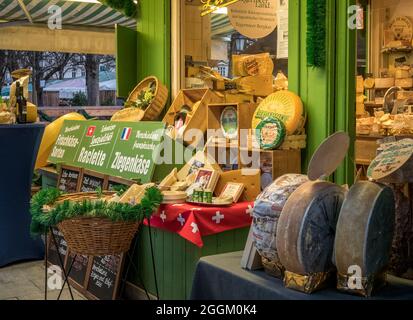 Assiette de fromages sur le Viktualienmarkt à Munich, Bavière, Allemagne, Europe Banque D'Images