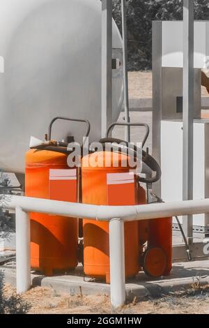 Gaz comprimé propane butane dans les bouteilles d'essence à la station-service. Banque D'Images